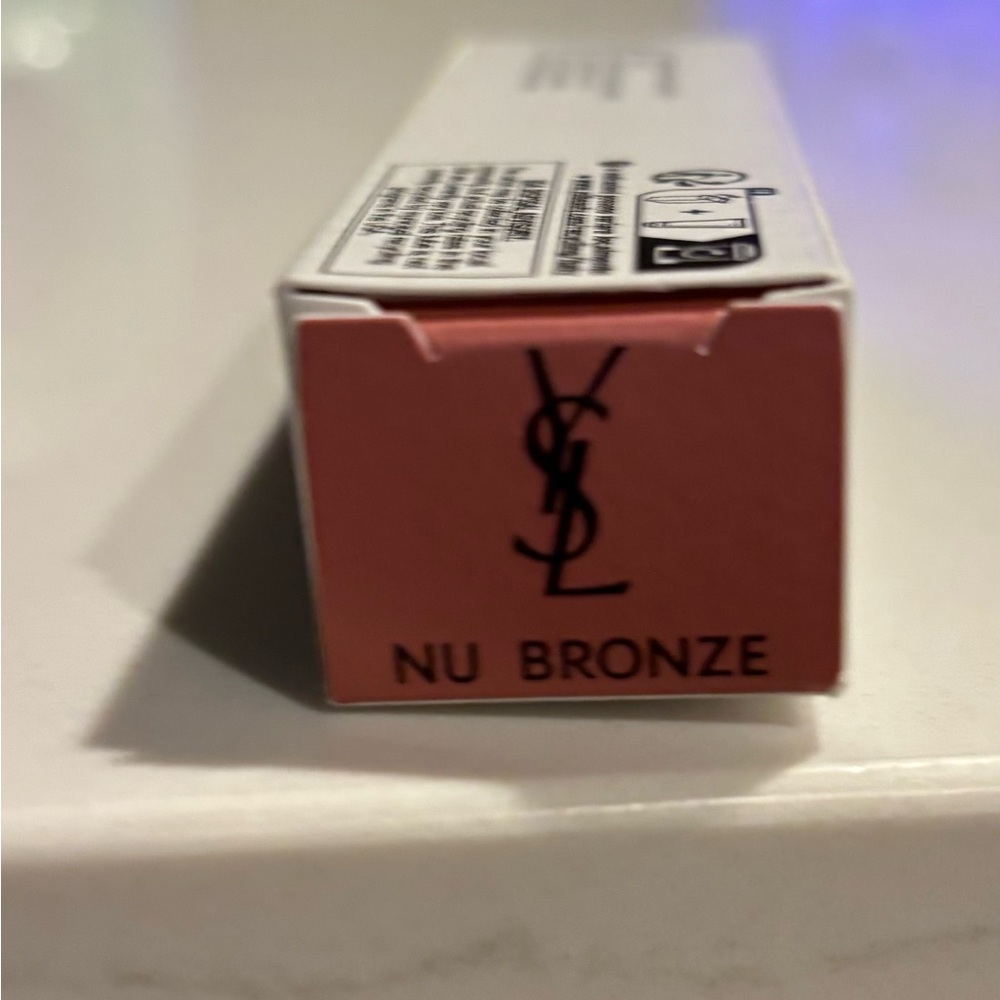 Yves Saint Laurent Illuminating Highlighter in White - Picture 3 of 3